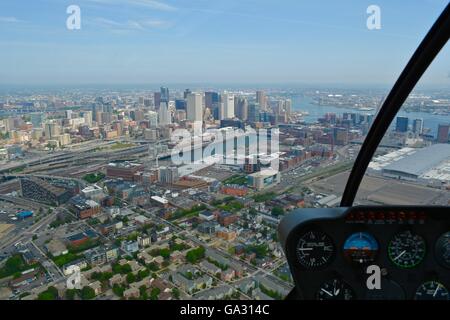 Ein Blick auf die Innenstadt und South Boston Skyline in Boston, Massachusetts von einem Hubschrauber aus gesehen. Stockfoto