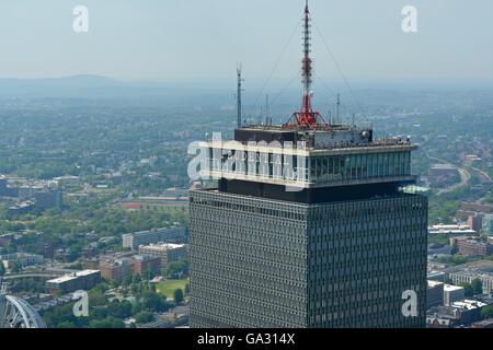 Ein Blick auf den Prudential Tower in Bostons Back Bay von einem Hubschrauber aus gesehen. Stockfoto