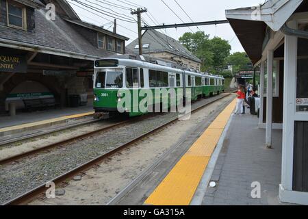 Ein MBTA Stadtbahn (LRV) oder Trolley Newton Centre auf Bostons Green Line Transit System durchlaufen. Stockfoto