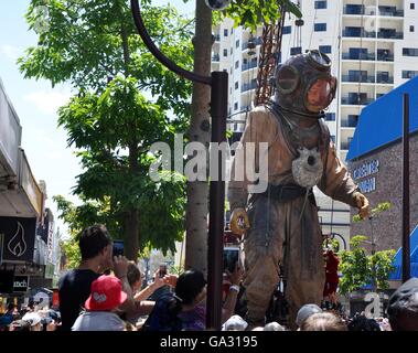 Perth, WA, Australien-Februar 13, 2015:Giant Taucher Marionette und Massen an die Reise des Riesen Arts Festival in Perth, Western Australia. Stockfoto