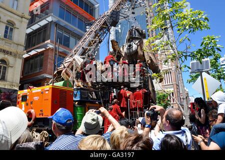 Perth, WA, Australien-Februar 13, 2015:Giant Taucher Marionette und Puppenspieler auf Reise des Riesen Arts Festival Perth, Western Australia. Stockfoto