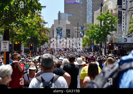 Perth, WA, Australien-Februar 13, 2015:Crowds auf den Straßen der Stadt auf die Reise des Riesen International Arts Festival in Perth, Western Australia. Stockfoto