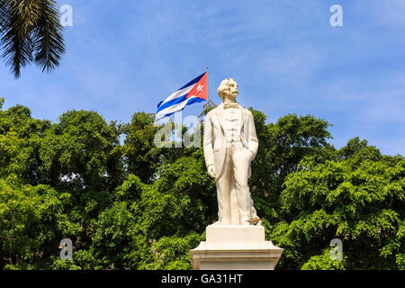 Statue von Carlos Manuel de Céspedes mit kubanischen Flagge in Plaza de Armas, Havanna, Kuba Stockfoto