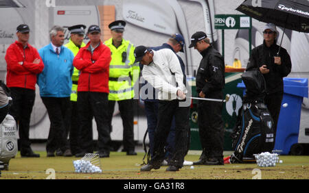 Golf - die 136. Open Championship 2007 - Tag der Übung - Tag zwei - Carnoustie. US's Tiger Woods auf der Driving Range während des Trainingstages der 136. Open Championship in Carnoustie, Schottland. Stockfoto