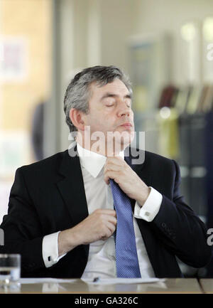Der britische Premierminister Gordon Brown nimmt an der ersten Sitzung des National Council for Educational Excellence an der Morpeth Secondary School in East London Teil. Stockfoto