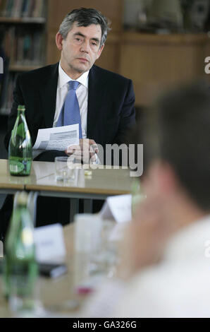 Der britische Premierminister Gordon Brown nimmt an der ersten Sitzung des National Council for Educational Excellence an der Morpeth Secondary School in East London Teil. Stockfoto