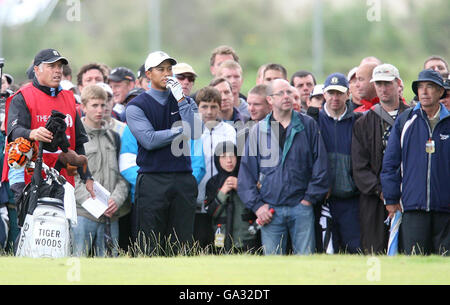 Golf - die 136. Open Championship 2007 - Tag 1 - Carnoustie. Der US-Amerikaner Tiger Woods wartet darauf, während der 136. Open Championships in Carnoustie, Schottland, seinen Schuss auf das 10. Loch zu spielen. Stockfoto