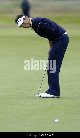 Der englische Nick Dougherty reagiert nach einem verpassten Put auf das 18. Loch während der 136. Open Championship in Carnoustie, Schottland. Stockfoto