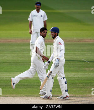 Indiens Rudra Pratap (RP) Singh läuft am englischen Kapitän Michael Vaughan vorbei, nachdem er sein Wicket während des ersten Npower-Tests am Lord's Cricket Ground, London, gemacht hat. Stockfoto