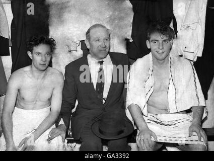 Fußball - FA Cup - Viertelfinale - Bournemouth gegen Manchester United - Dean Court. Matt Busby (c), Manager von Manchester United, und zwei seiner Spieler, John Berry (l) und Duncan Edwards (r). Stockfoto