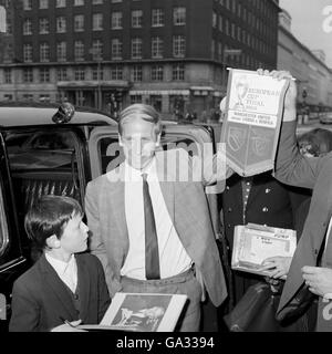 Bobby Charlton, Kapitän der EM-Sieger Manchester United, mit Fans und einem Souvenir-Wimpel vor dem Bloomsbury Hotel, wo die Vereinigten Spieler die Nacht verbrachten. Stockfoto