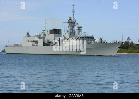 Royal Canadian Navy Halifax-Klasse Fregatte dampft HMCS Calgary in Pearl Harbor für den jährlichen Rand der pazifischen multinationalen Übungen 28. Juni 2016 in Honolulu, Hawaii. 26 Nationen, mehr als 40 Schiffe und u-Boote, werden in der weltweit größten internationalen maritimen Übung teilnehmen. Stockfoto