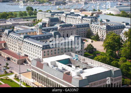 Bancroft Hall an der US Naval Academy entlang des Flusses Severn in Annapolis, Maryland. Stockfoto