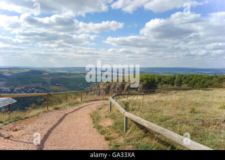 Wanderwege am späten Nachmittag bei gutem Wetter zu Fuß Stockfoto