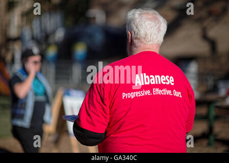 Sydney, Australien. 2. Juli 2016. Australiens Marathon Bundestagswahlkampfes kam zu einem Ende auf 2. Juli 2016 mit der Bundesrepublik Wahltag Polling. Australier sind für vorausgesagt die Koalitionsregierung und Premierminister Malcolm Turnbull. Bildnachweis: Hugh Peterswald/Pacific Press/Alamy Live-Nachrichten Stockfoto