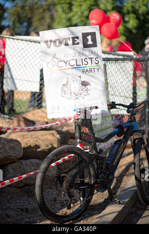 Sydney, Australien. 2. Juli 2016. Australiens Marathon Bundestagswahlkampfes kam zu einem Ende auf 2. Juli 2016 mit der Bundesrepublik Wahltag Polling. Australier sind für vorausgesagt die Koalitionsregierung und Premierminister Malcolm Turnbull. Bildnachweis: Hugh Peterswald/Pacific Press/Alamy Live-Nachrichten Stockfoto