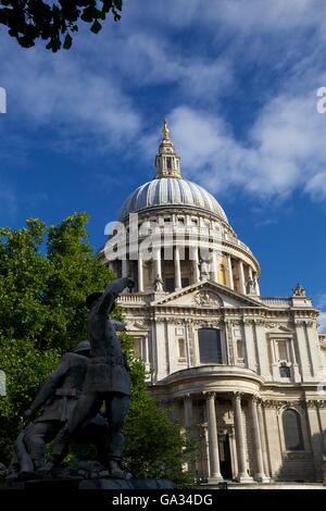 Nationalen Feuerwehr Memorial, Predigt Lane und St. Pauls Cathedral, City of London, England, UK Stockfoto