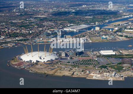 Luftaufnahme von London City Airport und O2 Arena, London, England, UK, GB Stockfoto