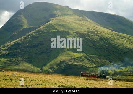 Dampfmaschine und Personenwagen auf Reise in Snowdon Mountain Railway, Snowdonia-Nationalpark, Gwynedd, Wales, UK GB Europe Stockfoto