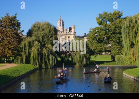 Bootfahren auf dem Fluss Cam aus dem Rücken, in der Nähe von St John's College, Universität Cambridge, Cambridgeshire, England, UK, GB, Europa Stockfoto