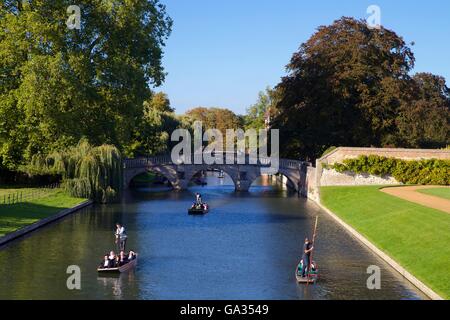 Bootfahren auf dem Fluss Cam aus dem Rücken, in der Nähe von Kings College, Cambridge University, Cambridgeshire, England, UK, GB, Europa Stockfoto