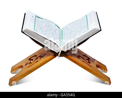 Offenen Quran Holzständer auf weiß Stockfoto