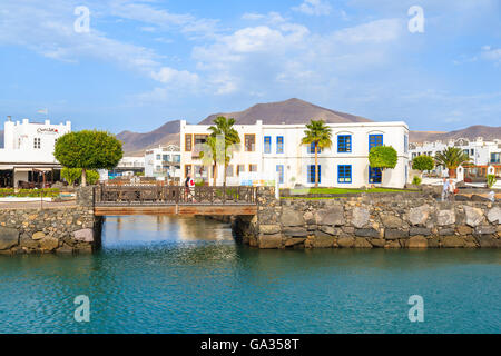 MARINA RUBICON, Insel LANZAROTE - 11. Januar 2015: Kanarischen Gebäuden und Steg im Hafen Rubicon, Playa Blanca Stadt. Kanarischen Inseln sind ein beliebtes Urlaubsziel aufgrund der sonnigen tropischen Klima. Stockfoto