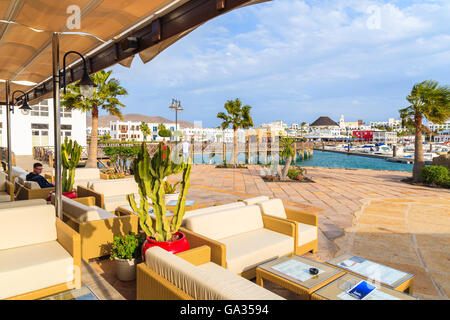 MARINA RUBICON, Insel LANZAROTE - 11. Januar 2015: Restaurant im Yachthafen Rubicon. Lanzarote ist die nördlichste Insel im Archipel der Kanarischen Inseln. Stockfoto