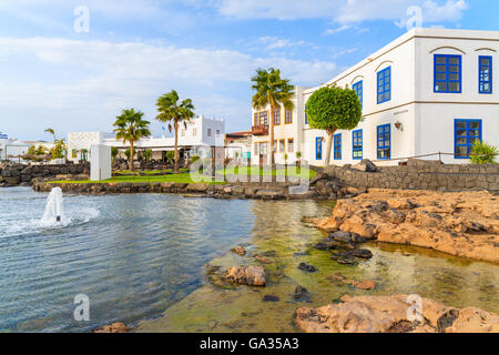 MARINA RUBICON, Insel LANZAROTE - 11. Januar 2015: typisch kanarische Häuser im Rubicon Hafen. Kanarischen Inseln sind beliebte Touristenziel wegen sonnigen tropischen Klima das ganze Jahr. Stockfoto