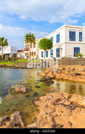 MARINA RUBICON, Insel LANZAROTE - 11. Januar 2015: typisch kanarische Häuser im Rubicon Hafen. Kanarischen Inseln sind beliebte Touristenziel wegen sonnigen tropischen Klima das ganze Jahr. Stockfoto