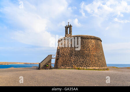 Kleine Burg "Castillo de Las Coloradas" auf Felsen in Playa Blanca, Lanzarote, Kanarische Inseln, Spanien Stockfoto