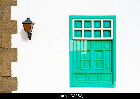 Grünes Fenster typischen weißen Haus in Yaiza Dorf, Lanzarote, Kanarische Inseln, Spanien Stockfoto