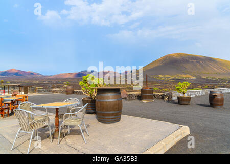 Tisch mit Stühlen auf der Terrasse des Weingutes in La Geria Region, Lanzarote, Kanarische Inseln, Spanien Stockfoto