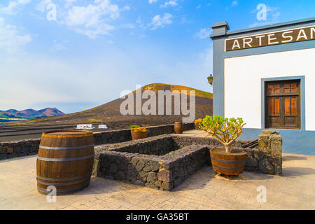 LA GERIA, Insel LANZAROTE - 11. Januar 2015: Terrasse des Weinguts in La Geria, Lanzarote, Kanarische Inseln, Spanien. Stockfoto