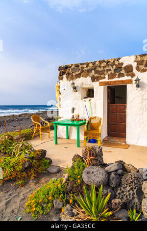 Typisch kanarisches Haus für Touristen am Strand von El Golfo, Insel Lanzarote, Spanien Stockfoto