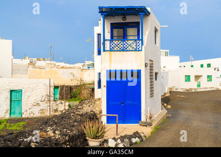 Hoch und schmal Haus im typisch Kanarischen Dorf El Golfo auf Insel von Lanzarote, Spanien Stockfoto