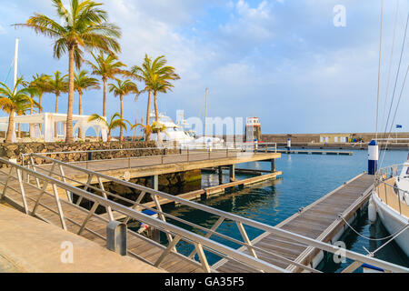 Moderner Yachthafen in Puerto Calero erbaut im karibischen Stil, Lanzarote, Kanarische Inseln, Spanien Stockfoto