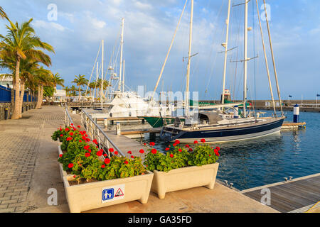 PUERTO CALERO MARINA, Insel LANZAROTE - 17. Januar 2015: Luxus-Boote im Hafen gebaut im karibischen Stil in Puerto Calero. Kanarischen Inseln sind ein beliebtes Segelrevier. Stockfoto