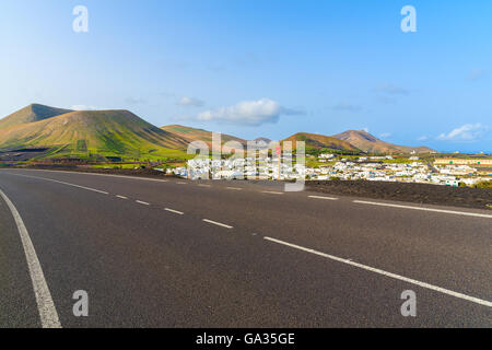 Straße nach Uga-Dorf in der Landschaft der Insel Lanzarote, Spanien Stockfoto