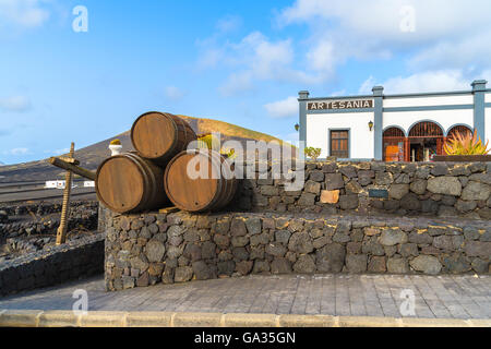 LA GERIA Weingut, Insel LANZAROTE - 14. Januar 2015: Eiche Weinfässer auf Terrasse des Weingut in La Geria Region der Insel Lanzarote. Trauben, die auf vulkanischem Boden kultiviert sind berühmt für ihren Geschmack. Stockfoto