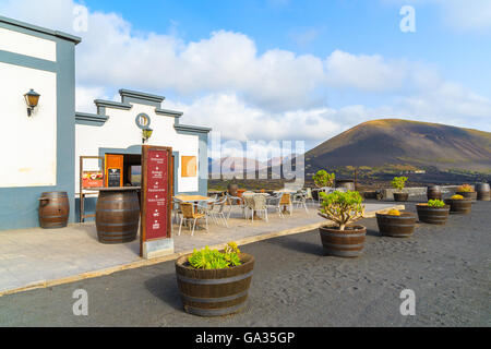 LA GERIA Weingut, Insel LANZAROTE - 14. Januar 2015: Restaurant in den Weinbergen La Geria Region der Insel Lanzarote. Trauben, die auf vulkanischem Boden kultiviert haben ganz besonderen Geschmack. Stockfoto