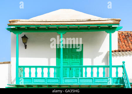 Grünen und weißen Balkon typischen Haus auf der Insel Lanzarote, Spanien Stockfoto