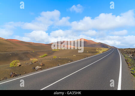 Malerische Bergstraße im Nationalpark Timanfaya, Lanzarote, Kanarische Inseln, Spanien Stockfoto