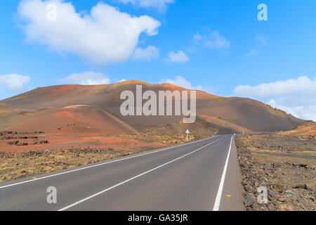 Malerische Bergstraße im Nationalpark Timanfaya, Lanzarote, Kanarische Inseln, Spanien Stockfoto