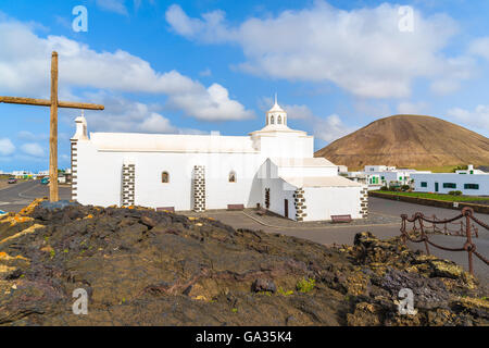 Typische weiße Kirche in Tinajo Dorf nahe Nationalpark Timanfaya, Lanzarote, Kanarische Inseln, Spanien Stockfoto