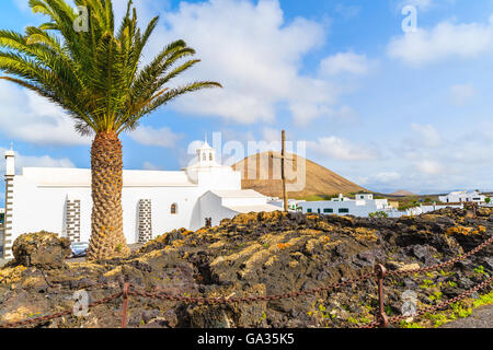 Typische weiße Kirche in Tinajo Dorf nahe Nationalpark Timanfaya, Lanzarote, Kanarische Inseln, Spanien Stockfoto