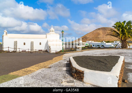 Typische weiße Kirche in Tinajo Dorf nahe Nationalpark Timanfaya, Lanzarote, Kanarische Inseln, Spanien Stockfoto