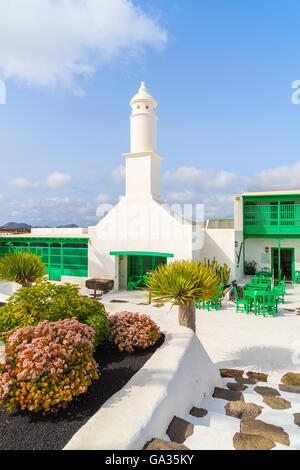 Typischen kanarischen Stil Gebäude und tropischen Pflanzen, El Campesino Monumento Insel Lanzarote, Spanien Stockfoto