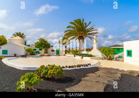 Typischen kanarischen Stil Gebäude und tropischen Pflanzen, El Campesino Dorf Insel Lanzarote, Spanien Stockfoto