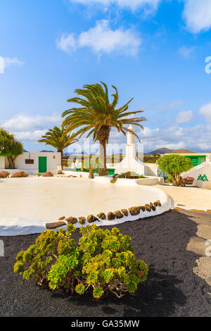 Typischen kanarischen Stil Gebäude und tropischen Pflanzen, El Campesino Dorf Insel Lanzarote, Spanien Stockfoto